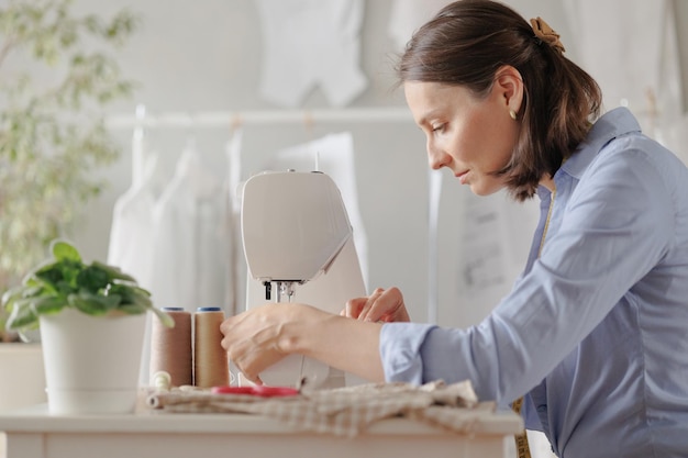 Kobieta haftująca detale