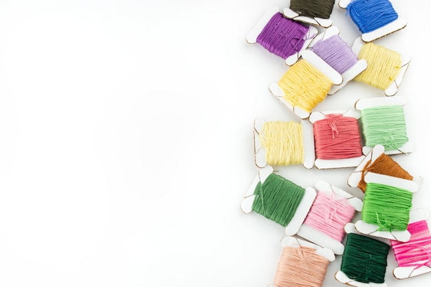 Próbki haftów i kolorowe nici